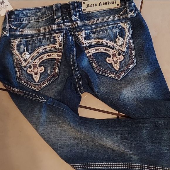 Rock Revival Crop Jeans - Picture 4 of 7